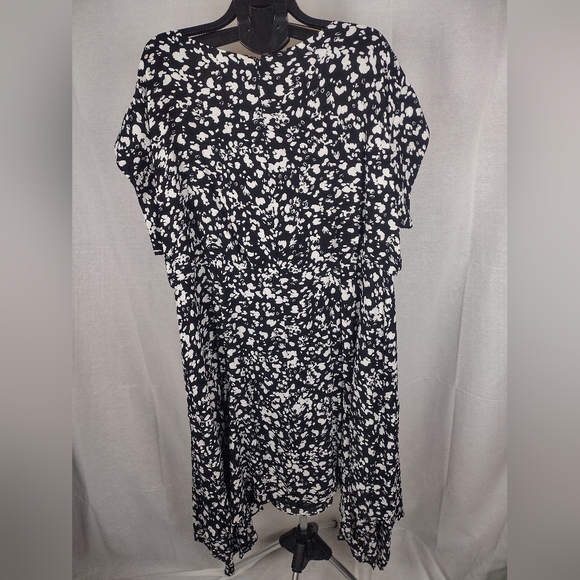 VINCE CAMUTO Plus Modern Imprint Dress Black And White Size 22W NWT - Picture 7 of 9